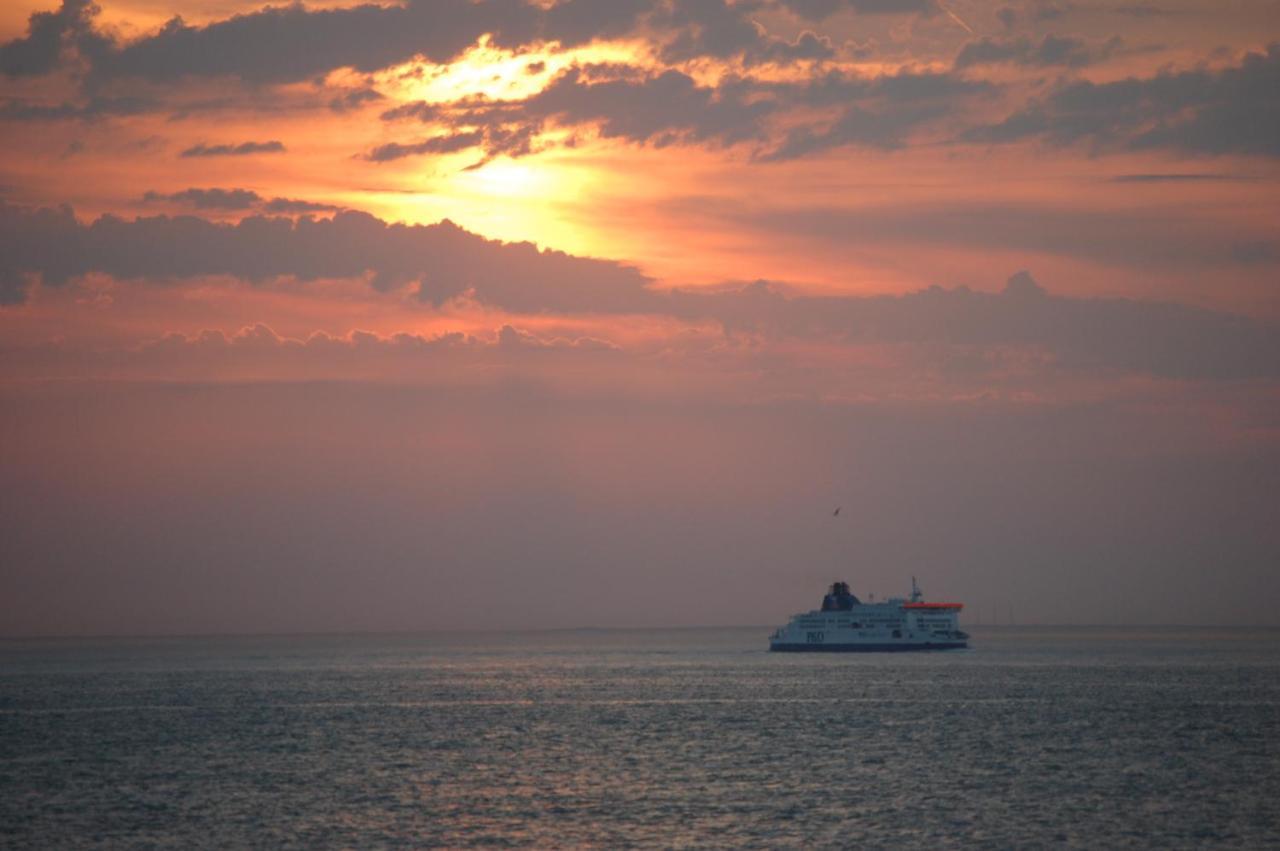 Le Bord De Mer Calais Bagian luar foto